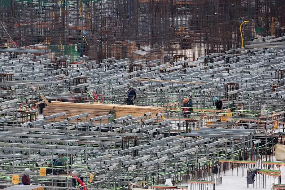 South Korea's Construction Slump Undercuts Consumption Recovery as 2025 Growth Forecasts Fall Below 1%