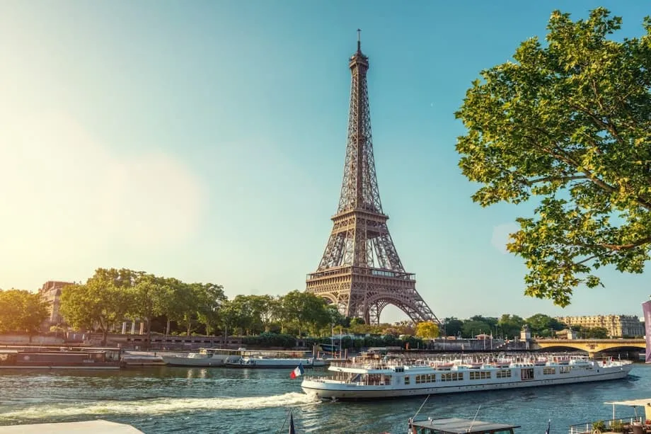 Chinese Tourists Return to Paris in 2025 as Spending Shifts and Crowding Concerns Grow
