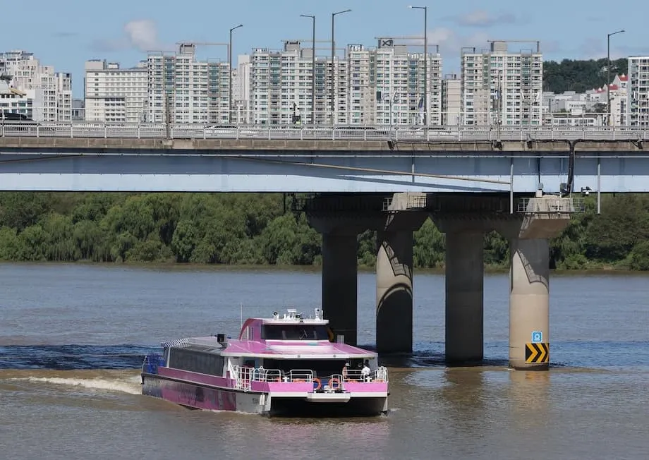 Seoul River Bus Paused After Breakdowns and Safety Lapses Disrupt Its Launch