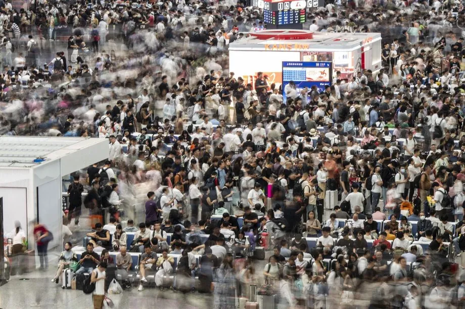 China's Golden Week Travel Surge Tests Safety as Tourists Seek Lower Prices