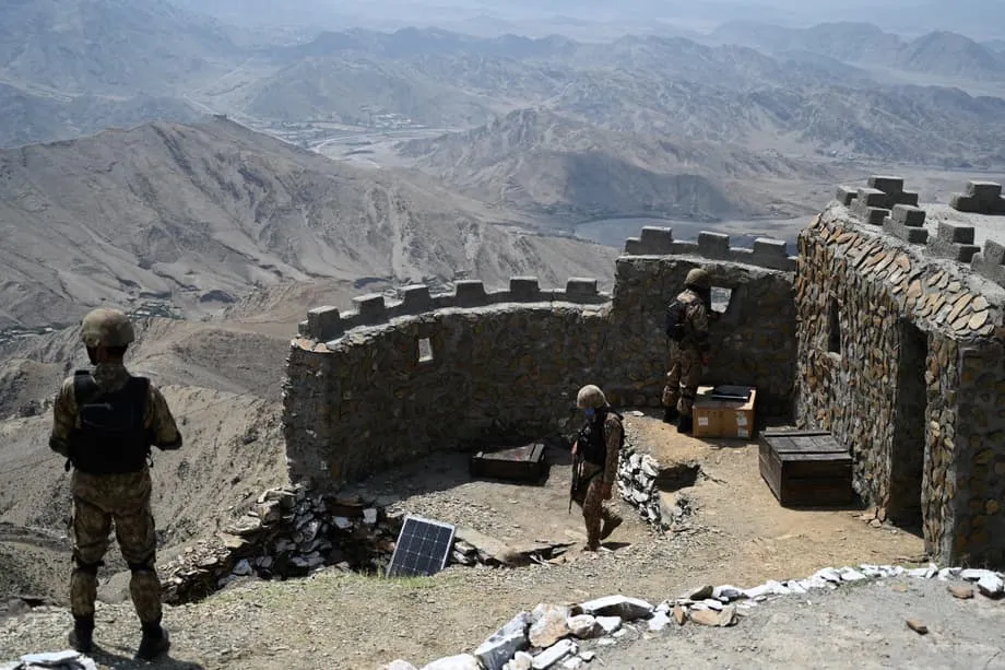 Pakistan and Afghanistan Close Border Crossings After Deadly Clashes and Reported Airstrikes
