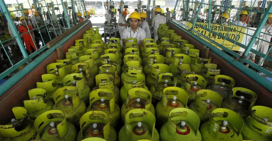 Indonesia Plans More Refineries as Oil Supply Gap Keeps Imports High