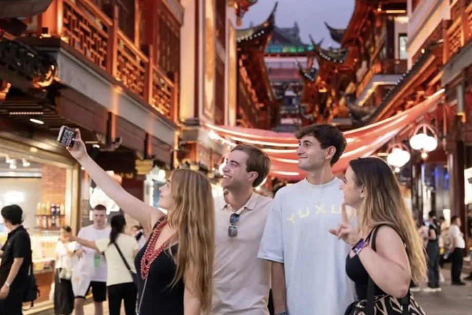 China Draws Foreign Shoppers With Instant Tax Refunds and Easier Entry