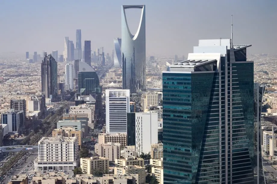 Higher Pay Draws Hong Kong Professionals to Saudi Arabia, With Culture Shock Part of the Move