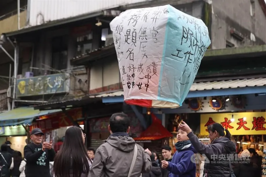 Taiwan Railway to Trial Supervised Sky Lantern Releases on Pingxi Tracks Through January 2026