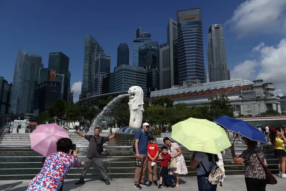 Chinese Tourists Turn to Singapore as Japan Travel Boycott Hits Holiday Bookings