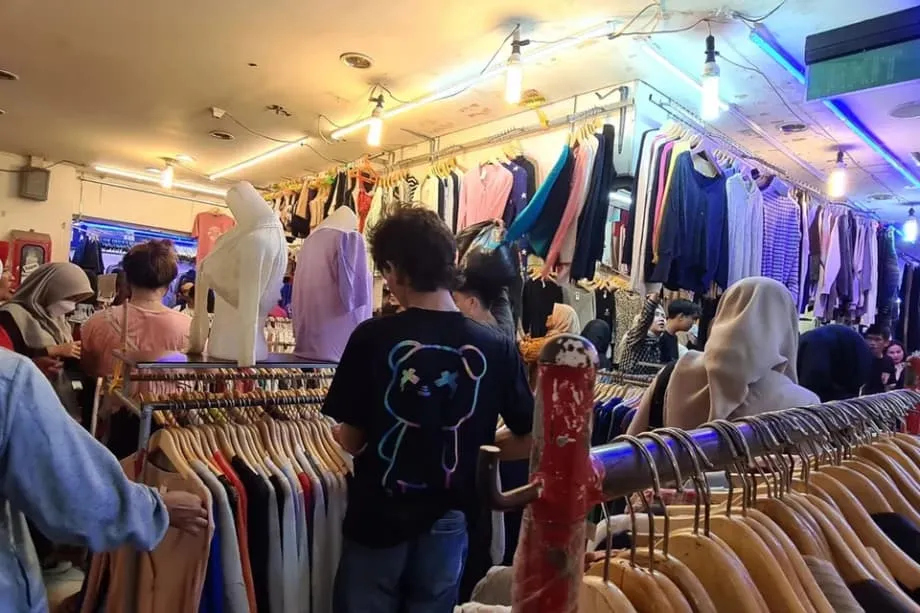 Indonesia Tightens Imported Clothing Ban as Thrift Sellers Defend Their Livelihoods