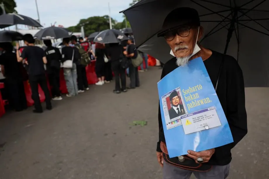 Jakarta Protesters Urge Prabowo to Reject Suharto National Hero Nomination