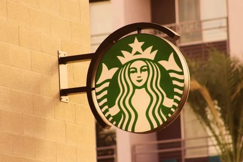 Asiana Crew Luggage at Seoul Starbucks Sparks Debate Over Cafe Etiquette and Airline Support