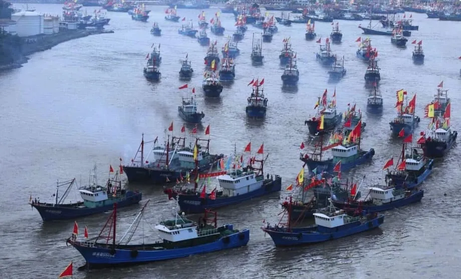 Thousands of Chinese Vessels Form Maritime Wall as Japan-China Tensions Deepen