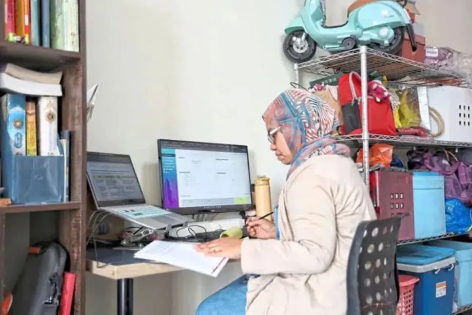 Hourly Check-Ins Add Stress to Malaysia's Fuel-Saving Remote Work Policy