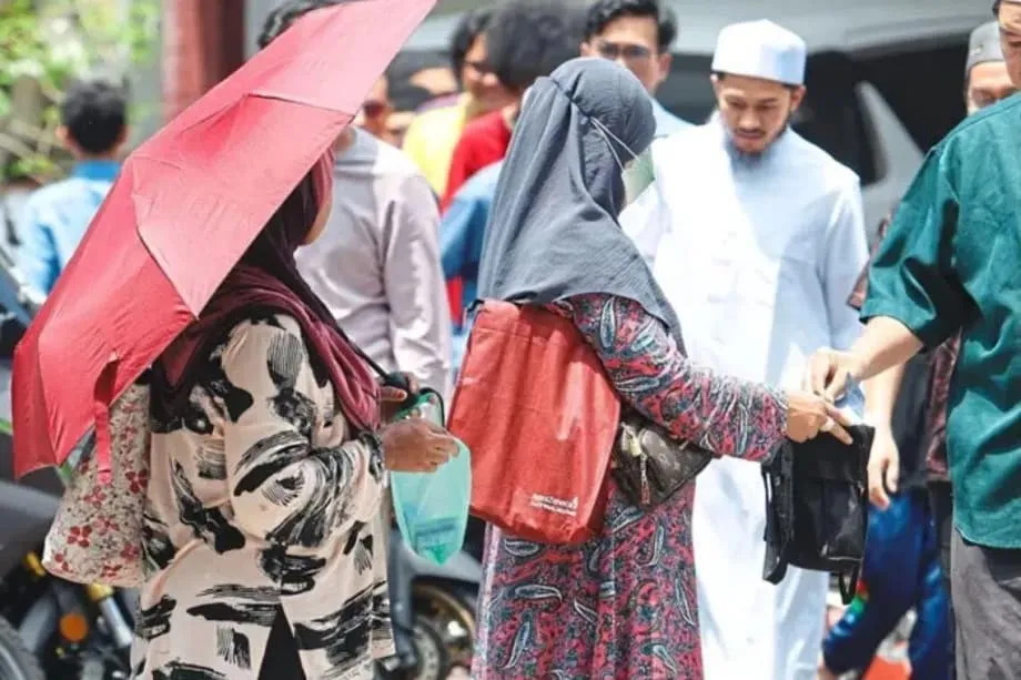 Kuala Lumpur Diners and Worshippers Face Persistent Begging as Child Safety Concerns Grow