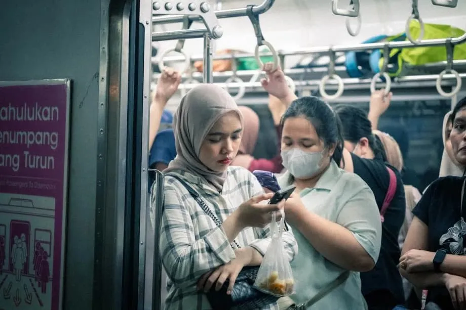 Indonesia's Pinjol Trap: Young Workers Borrow Again as Digital Debts Outgrow Their Salaries