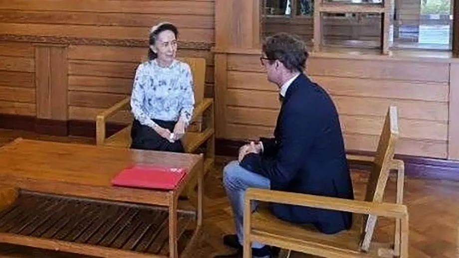Aung San Suu Kyi Meets Red Cross Representative After Years of Isolation