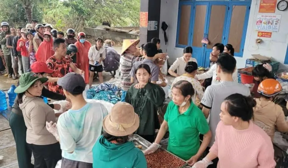 Volunteer Kitchens Feed Thousands as Central Vietnam Begins Flood Recovery
