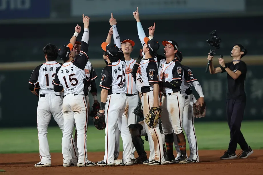 CTBC Brothers Beat Uni Lions 8–2 to Set Up First Taiwan Series Against Wei Chuan Dragons