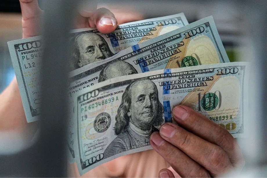 Philine Peso Hits Record P63.06 as Inflation, Falling Reserves Add Pressure