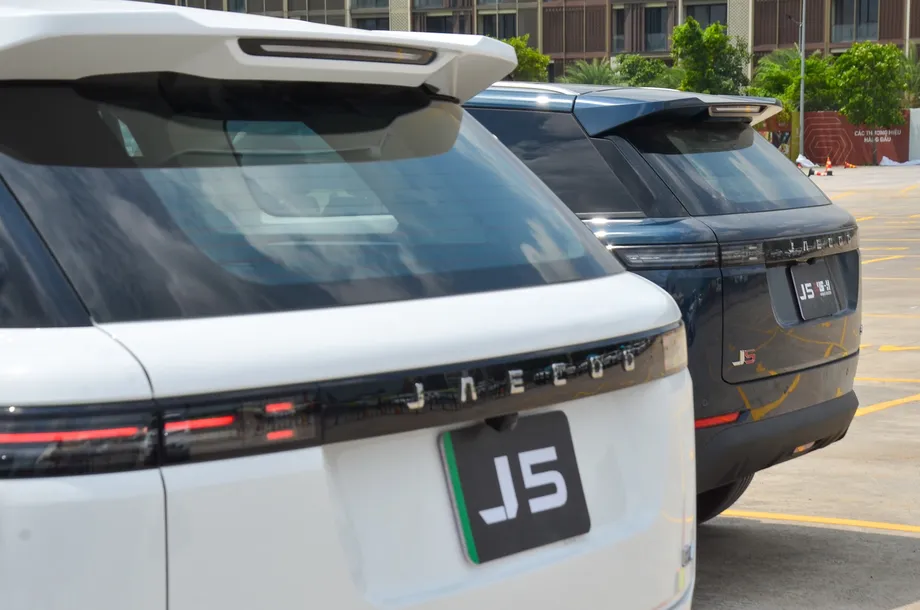 Chinese Carmakers Bet on Hybrids as Vietnam's Electric Car Market Expands