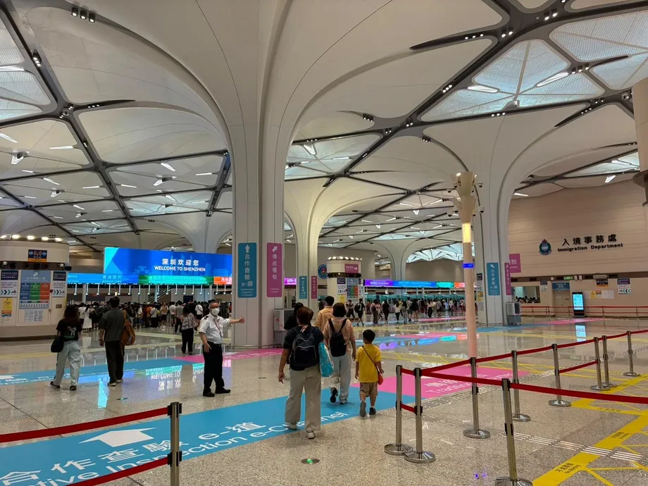 Huanggang traffic jams strand Hong Kong concert and Halloween crowds as buses struggle to reach border