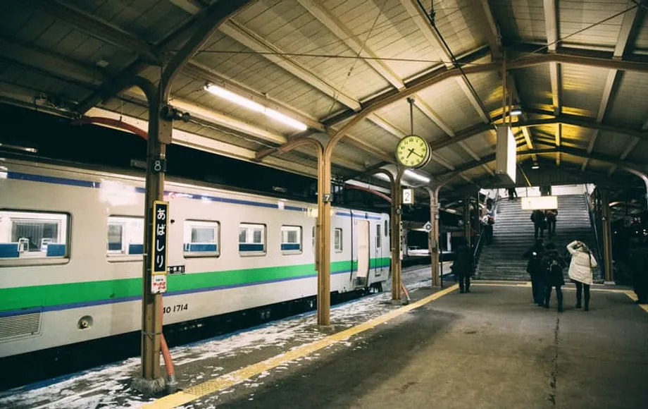JR Hokkaido disciplines driver for reading during eight minute stop at Otaru Station