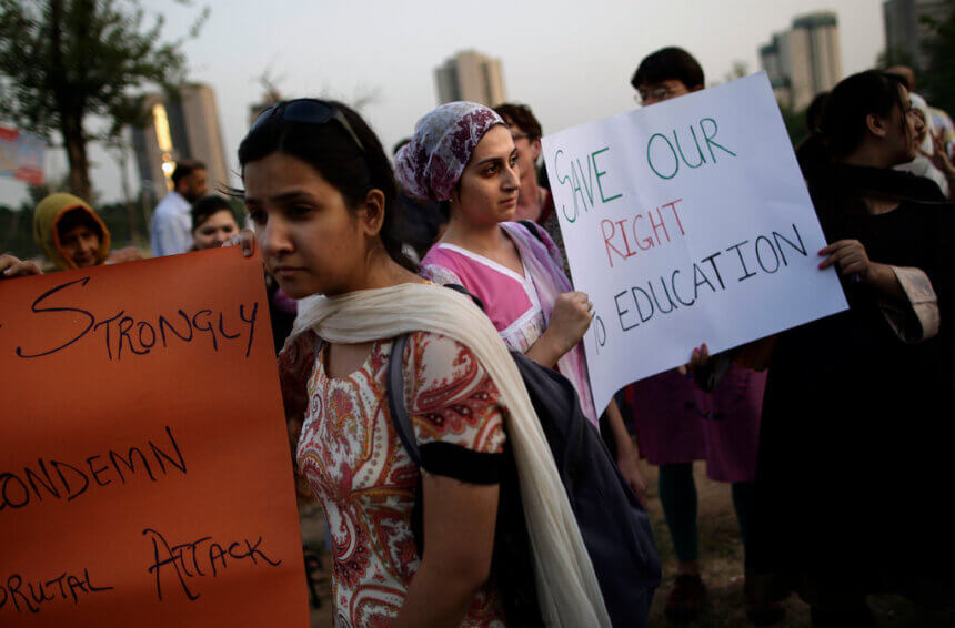 Pakistan Angry Over Taliban Shooting of Schoolgirl - The New York Times