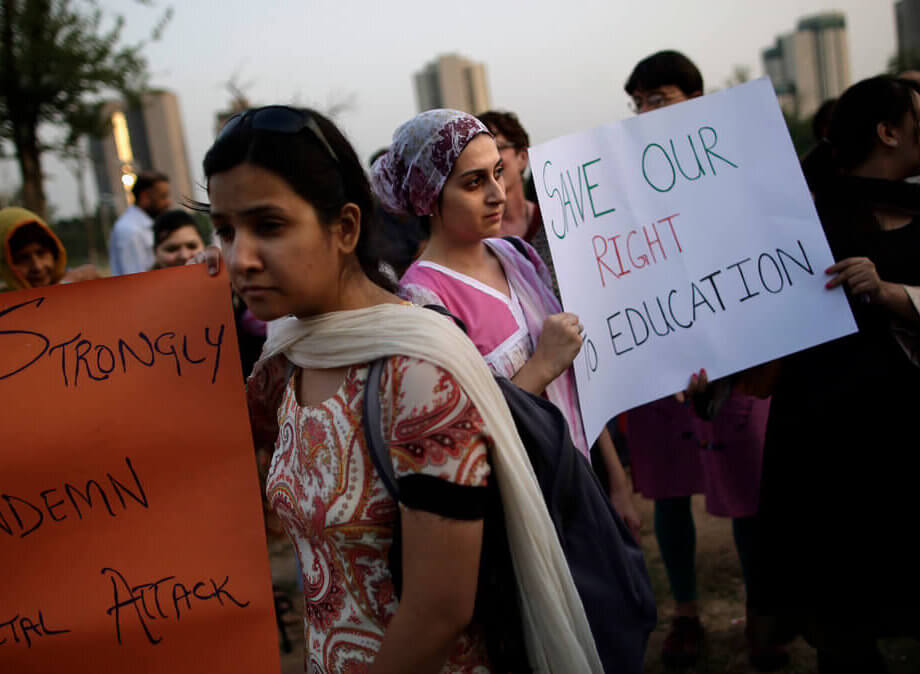 Pakistan Angry Over Taliban Shooting of Schoolgirl - The New York Times