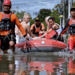 EVACUATION WISMAN CAUGHT FLOOD IN BALI | ANTARA Foto