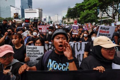 Protesters extend 'Dark Indonesia' rally against Prabowo's policies | Reuters