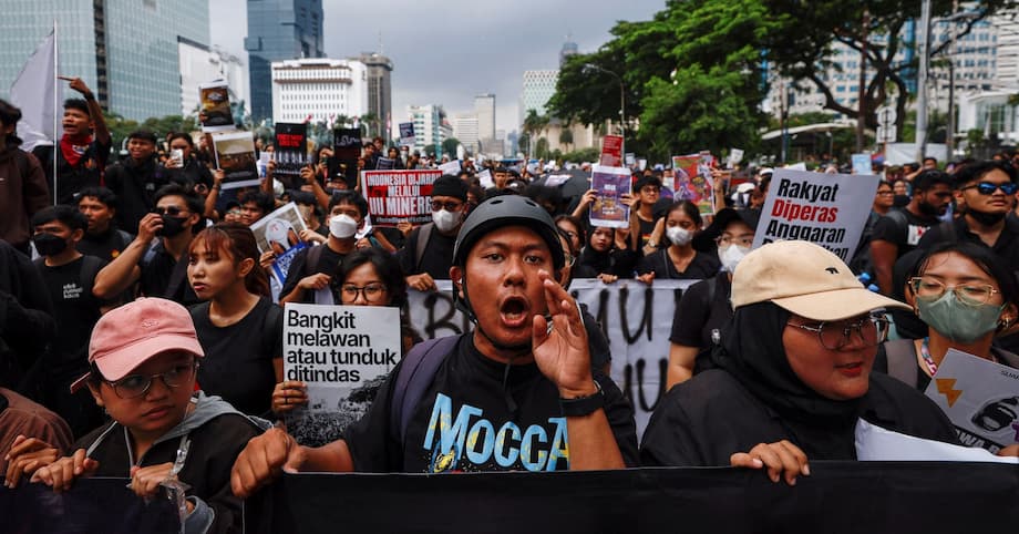 Protesters extend 'Dark Indonesia' rally against Prabowo's policies | Reuters