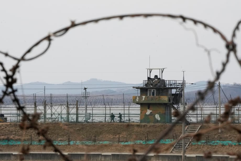 Korea 1966 Dmz Fence Barrier Dmz And Soldiers Hi Res Stock Photography