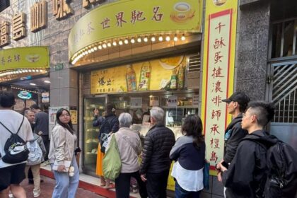 Customers flock to bid farewell to Hong Kong's 80-year-old ...
